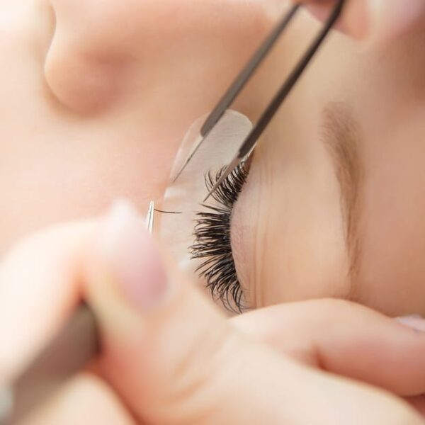 Eyelash Extension Procedure. Woman Eye with Long Eyelashes. Ripsmetehniku ühepäevane baaskoolitus + stardikomplekt